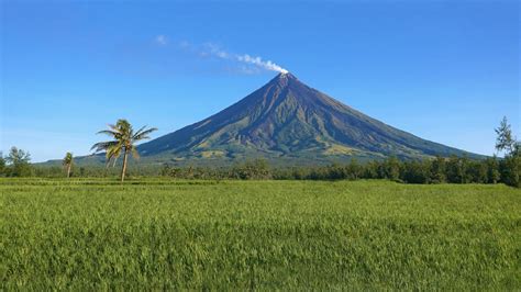 volcanoes in the philippines with description|Mayon .